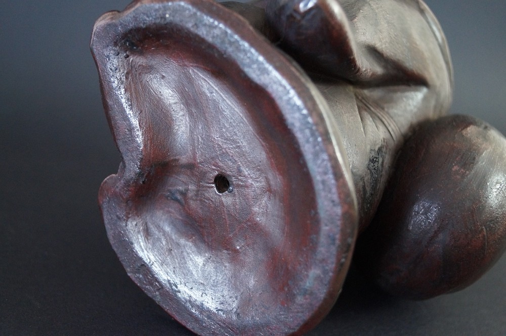 Hotei Figur aus Bizen Keramik Boden Nahaufnahme