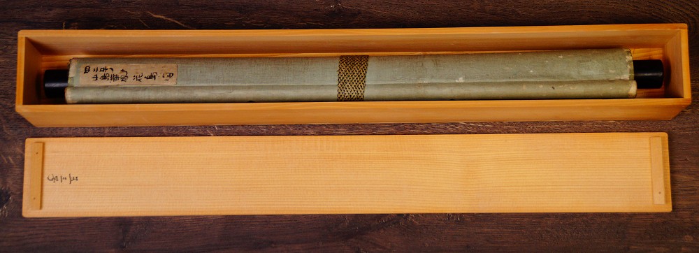Zusammengerolltes Kakemono Eule und Spatzen von Nakajima Kaho in der geoeffneten Aufbewahrungsbox