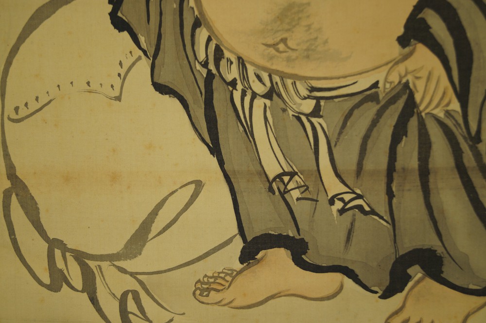 Hotei unter der Kiefer Kakemono Sack und Fuesse Motiv Nahaufnahme