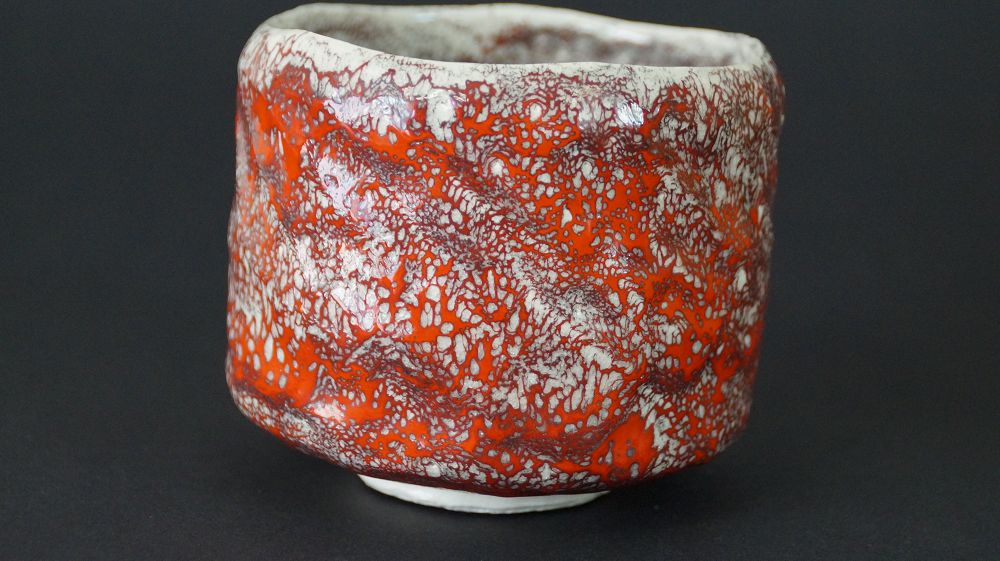 Weitere Ansicht der Chawan Teeschale aus Minoh-Keramik mit sichtbarem Standfuss