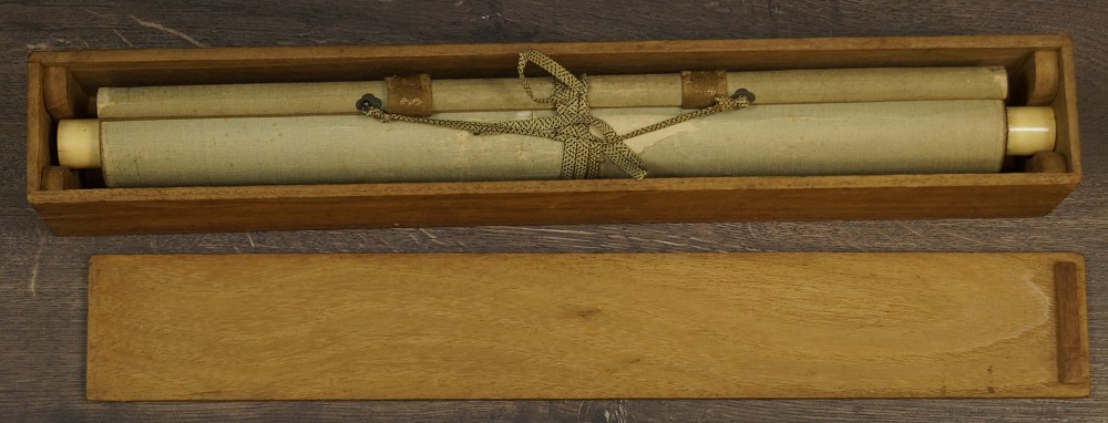 Fleurs de prunier au clair de lune Kakemono enroulé dans la boîte de conservation