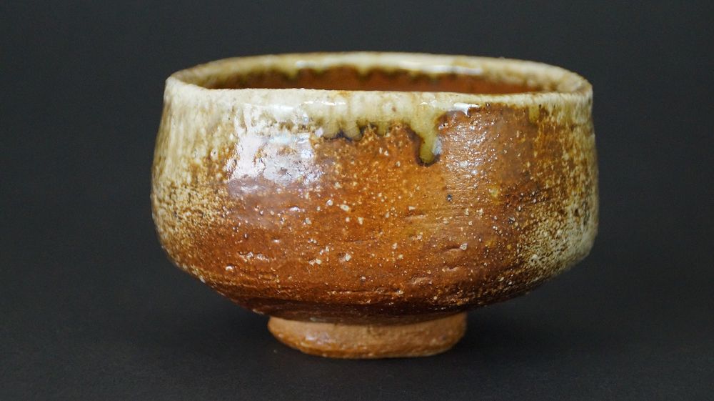 Weitere Ansicht der Chawan Teeschale aus Shigaraki-Keramik mit fliessender Aschenglasur