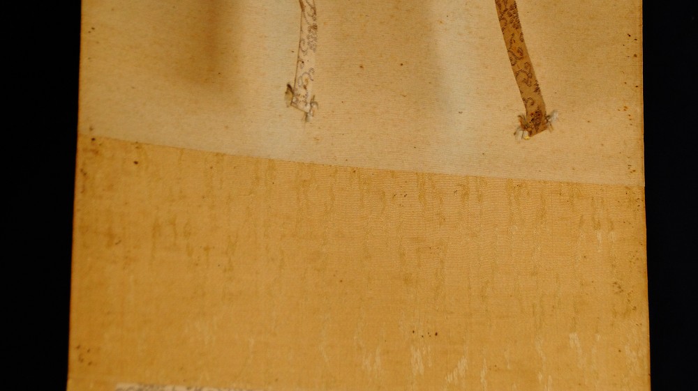 Detail der Montierung des Kakemono mit hellem Rahmenstoff und Kordeln von Sobun