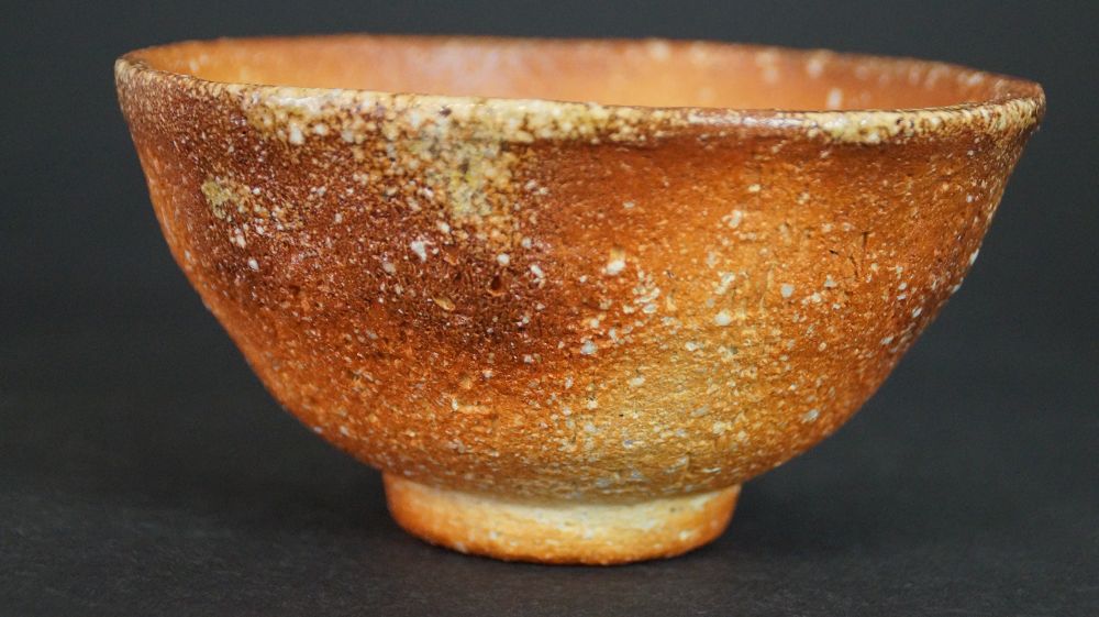 Otra vista lateral del chawan de cerámica de Shigaraki con piel de cocción rojiza