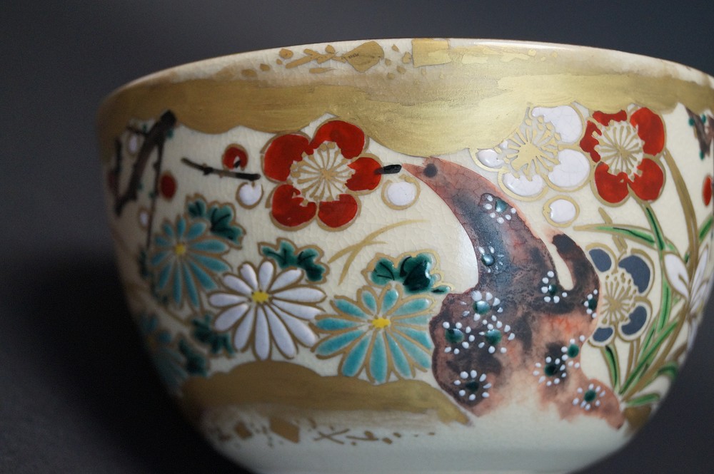 Czarka do herbaty chawan autorstwa Kansai Tsuji kwiaty śliwy i chryzantemy zbliżenie
