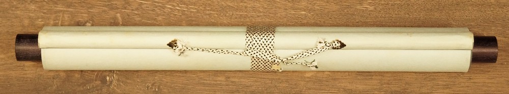 Kraehe auf einem Zweig Kakemono zusammengerollt