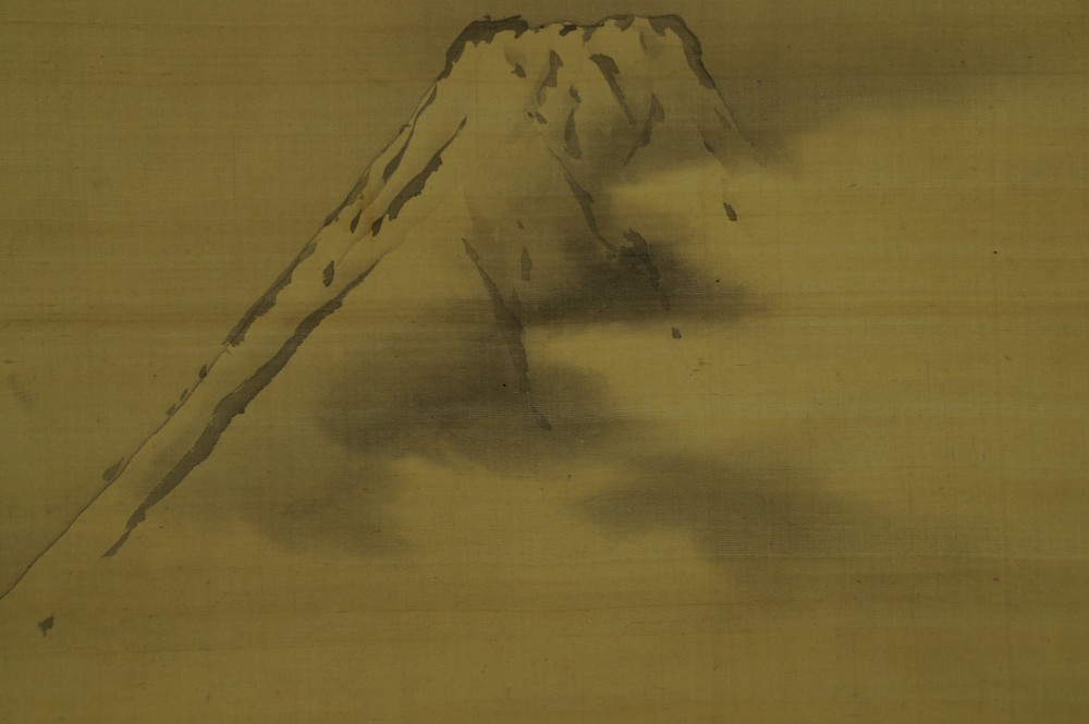 Nahaufnahme des Fuji-Gipfels mit ziehendem Nebel