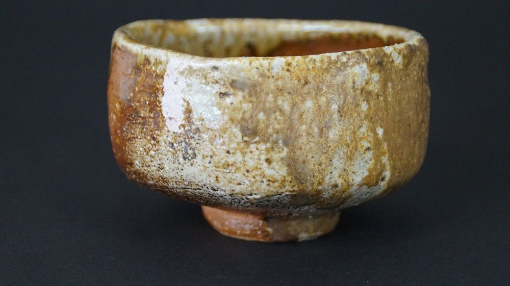 Weitere Ansicht der Chawan Teeschale aus Shigaraki-Keramik mit kontrastreicher Brenntextur