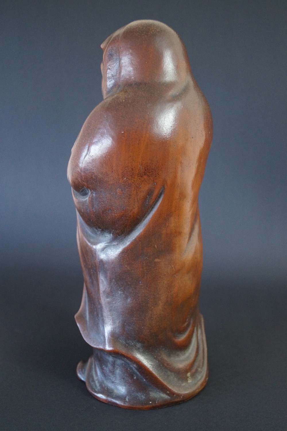 Daruma Figur aus Bizen Keramik Ruckansicht