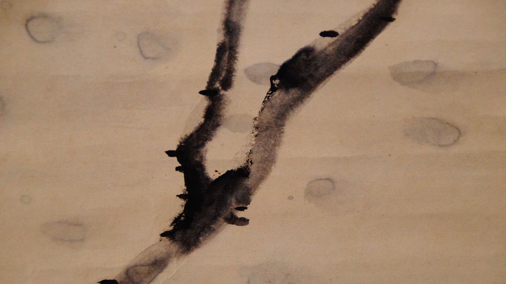 Primer plano de una rama pintada con pocos trazos de tinta del kakemono de Tanaka Kakashi
