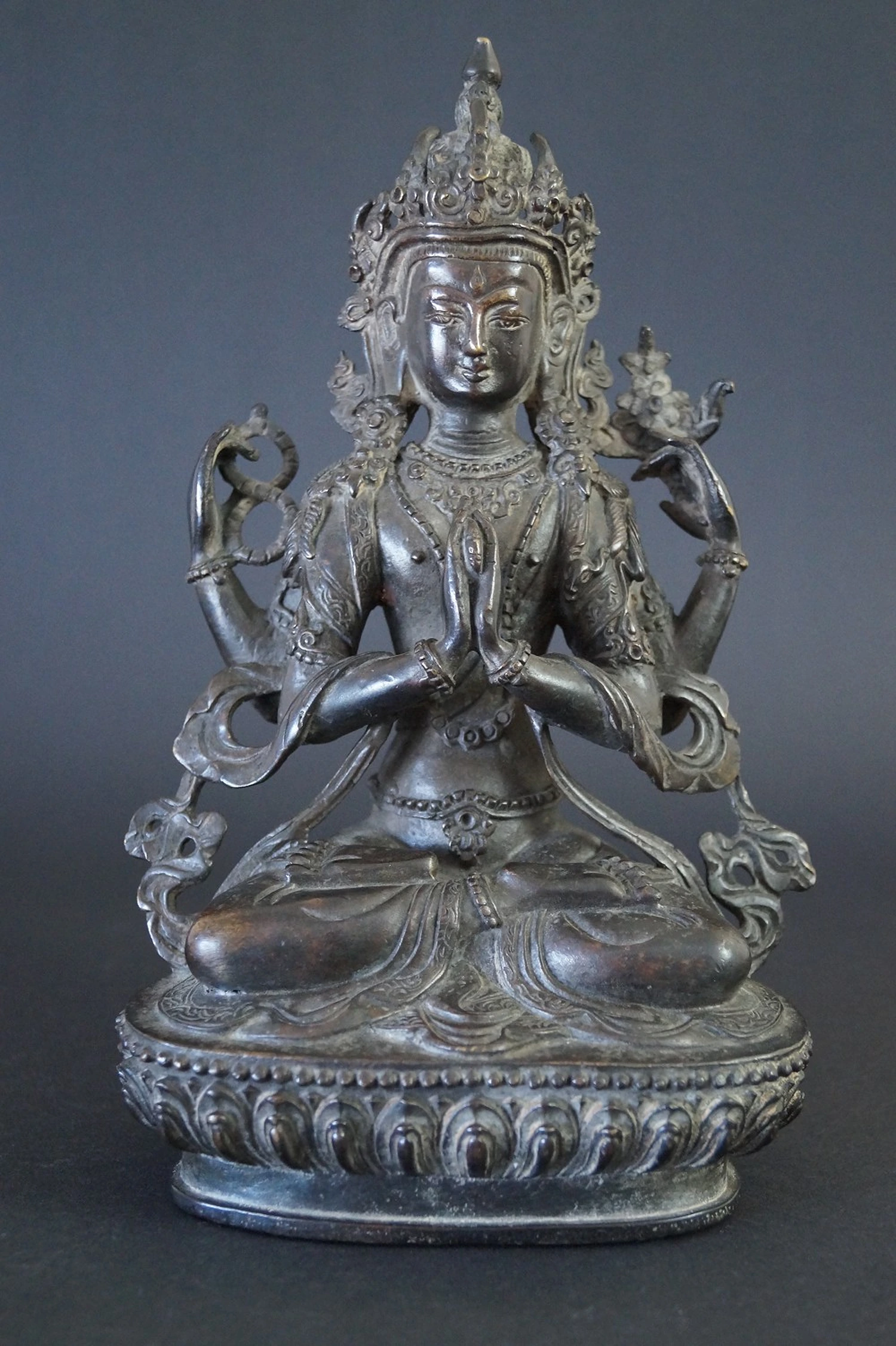 Vierarmiger Bodhisattva Chenrezig aus Bronze Frontalansicht