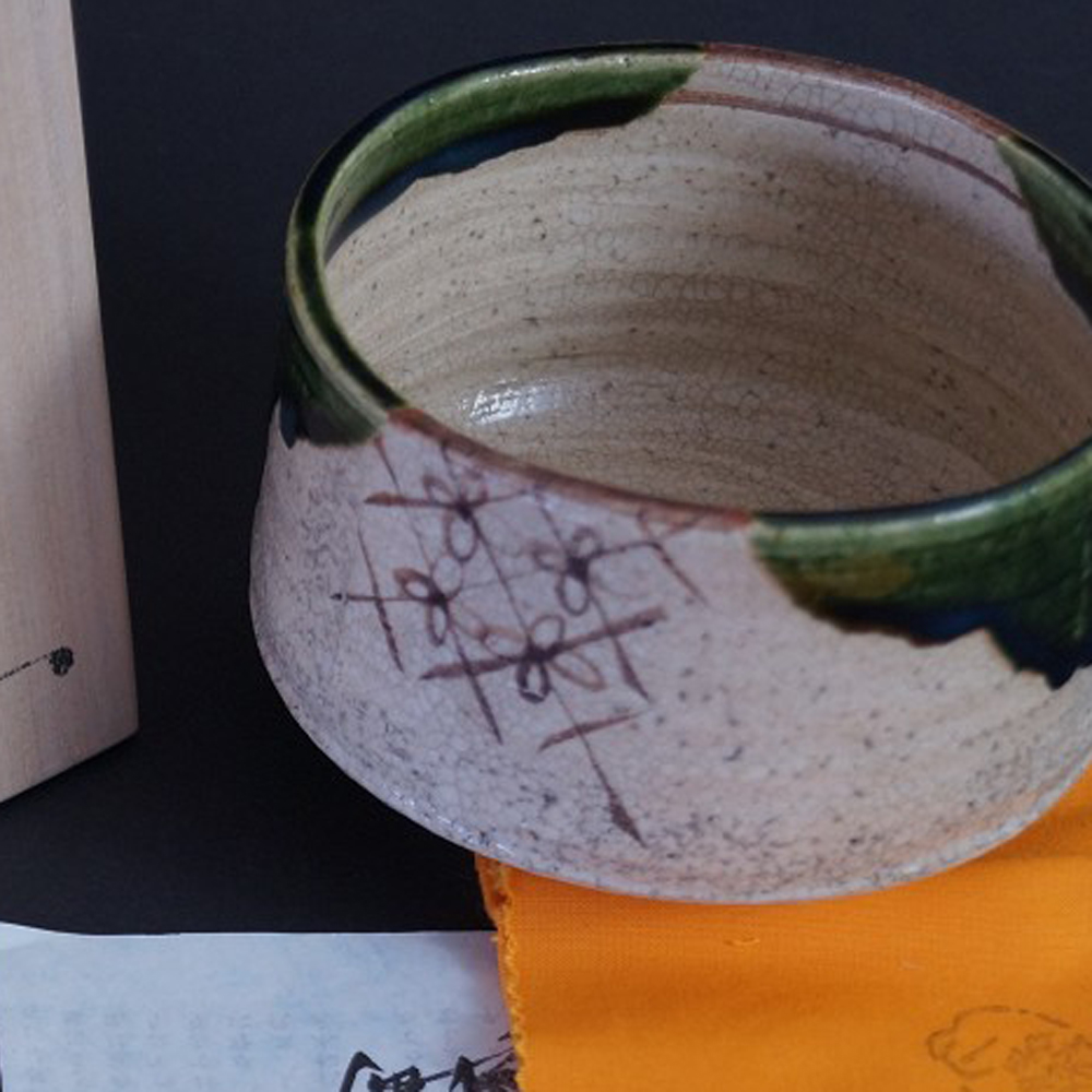 Ciotola da tè Oribe chawan di Tetsuzan Matsumoto anteprima primo piano del motivo