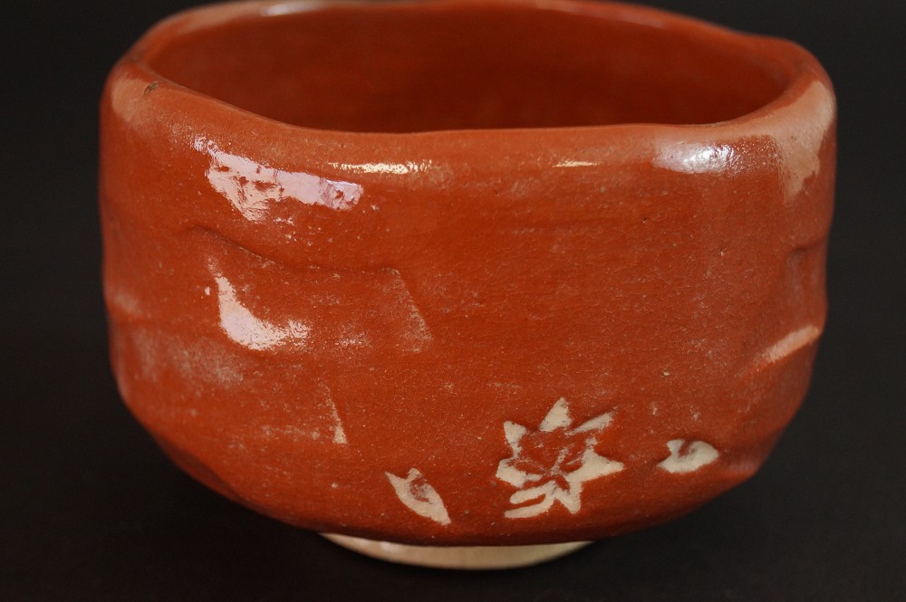 Chawan Seitenansicht rote Glasur mit Ahornblatt