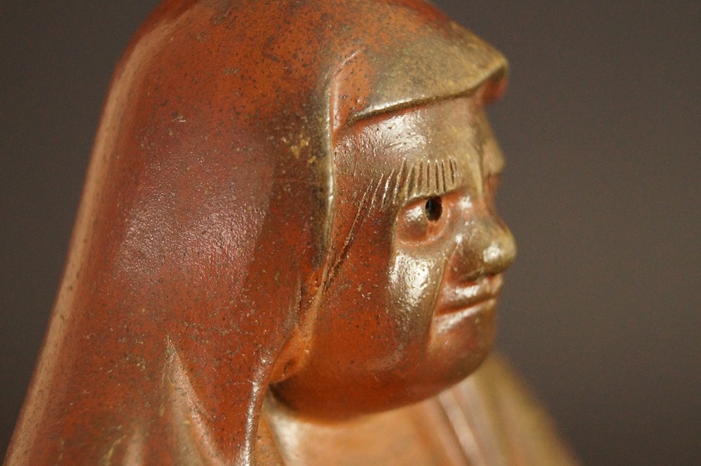 Bodhidharma Daruma Figur aus Bizen Keramik Motiv Nahaufnahme 3 Gesicht Profil