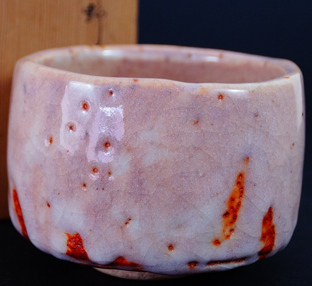 Chawan aus Shino-Keramik von Masayoshi Kato mit lachsfarbener Glasur und roten Feuerspuren vor der Aufbewahrungsbox