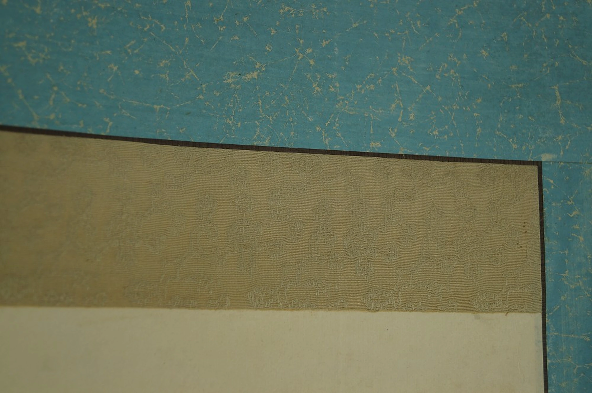 Estampe calligraphique Pratique l'humanité et la droiture gros plan du montage textile détail du montage