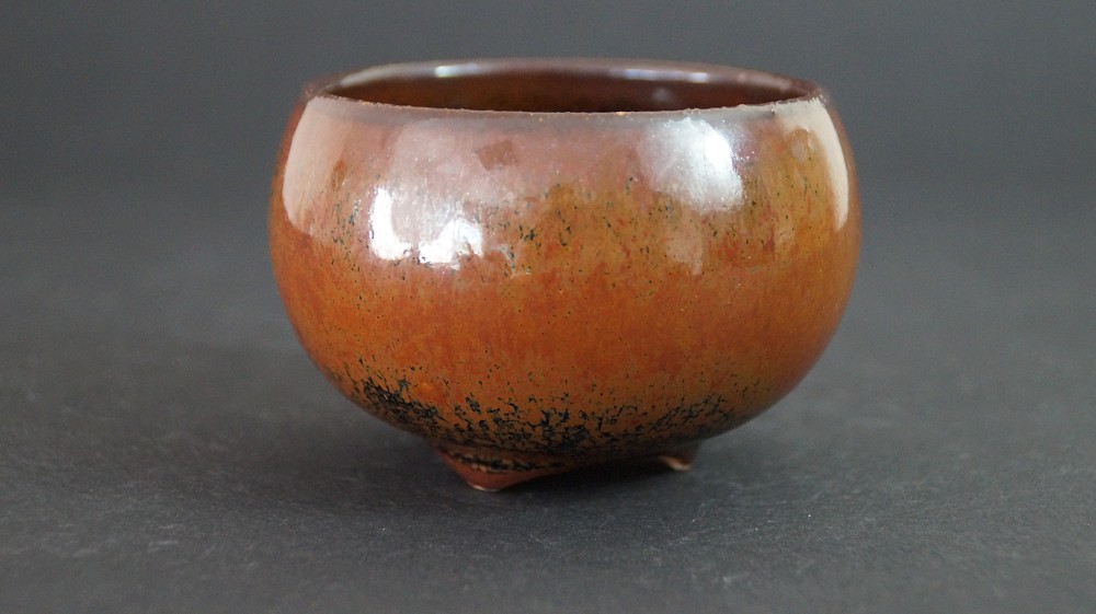 Seitenansicht des Chawan mit brauner Tenmoku-Glasur auf drei kleinen Fuessen von Kurokawa Seisetsu