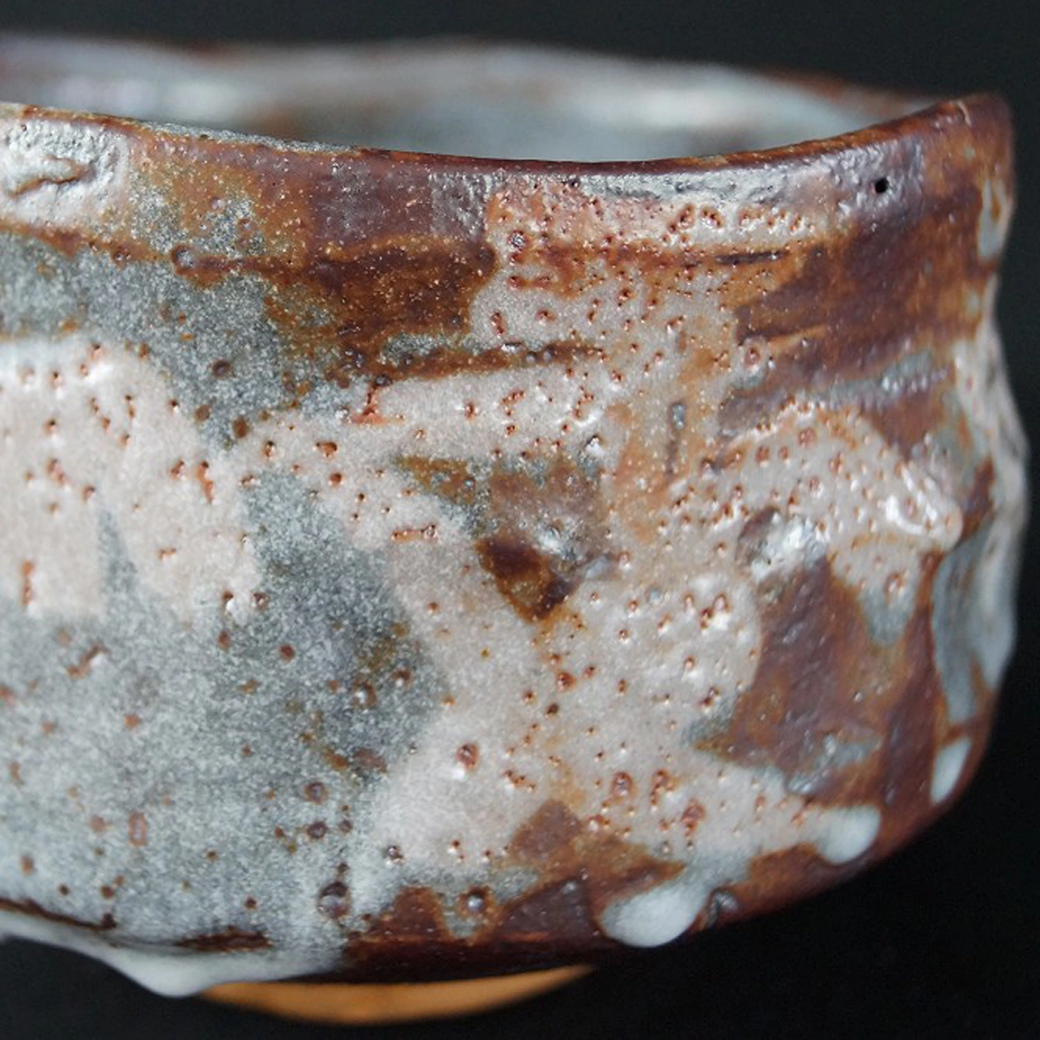 Chawan in ceramica Shino anteprima primo piano del motivo