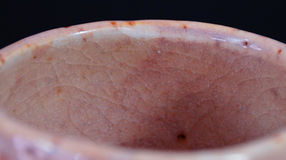 Innenansicht der Chawan aus Shino-Keramik von Masayoshi Kato mit feiner Craquelierung der Glasur