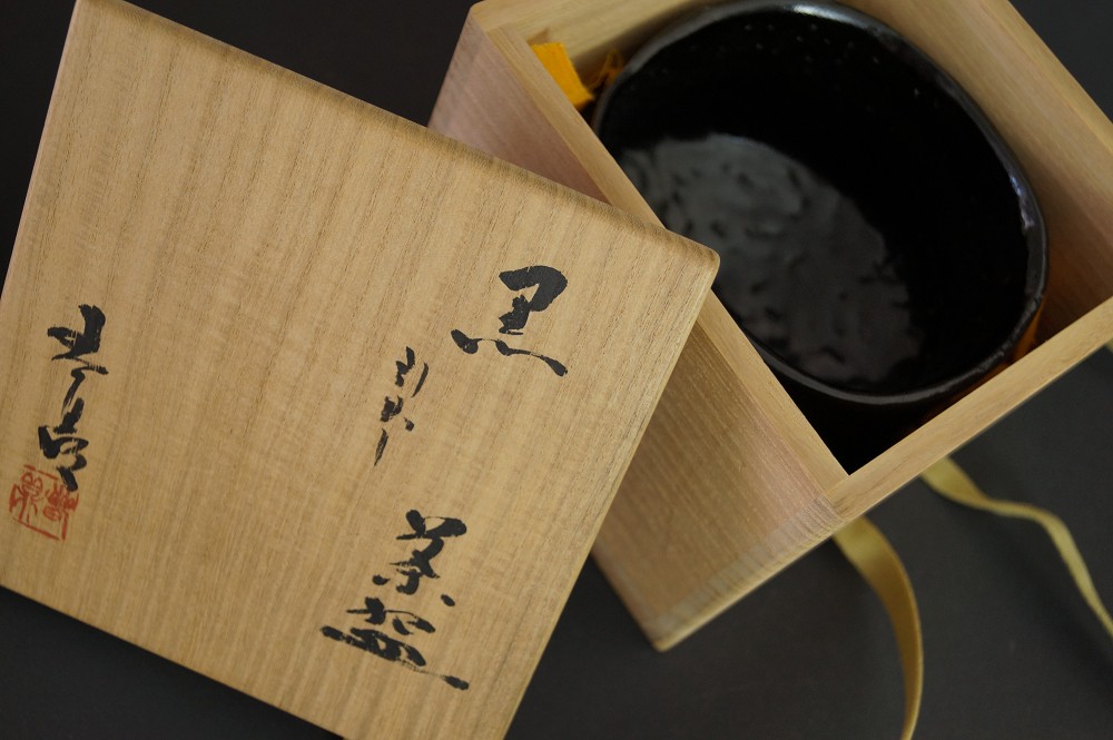 Seto chawan di Haruo Kato nella scatola di conservazione