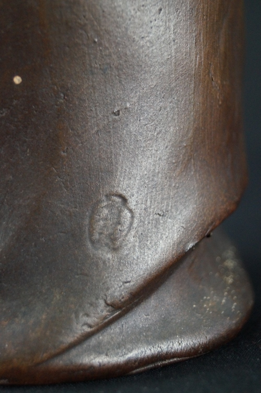 Bodhidharma Daruma nachdenklicher Blick Bizen Keramik Toepfermarke Nahaufnahme