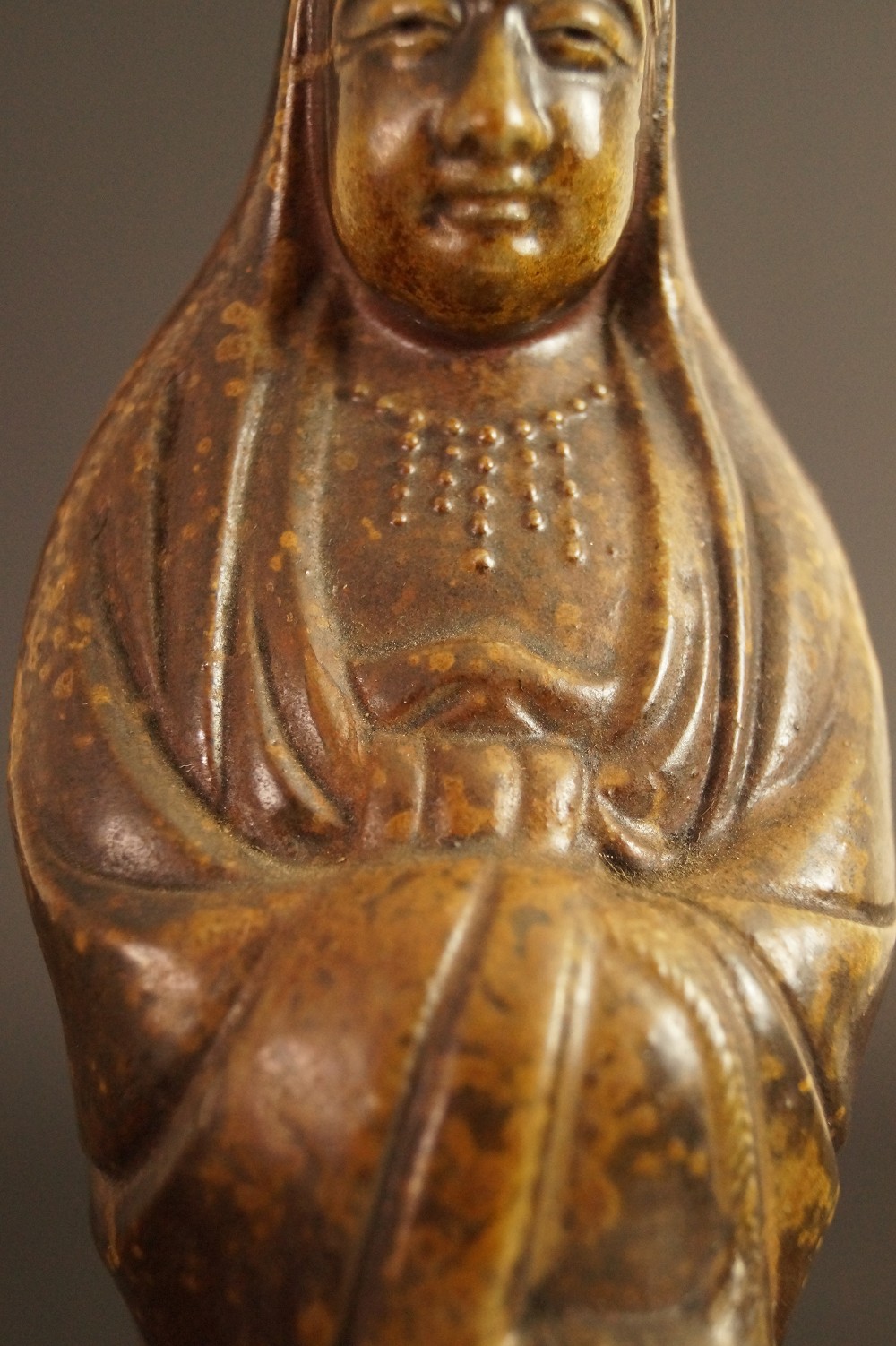 Kannon Figur aus Bizen Keramik von Shibaoka Tsukuru Nahaufnahme der Perlenkette und Haende Motiv Nahaufnahme 3