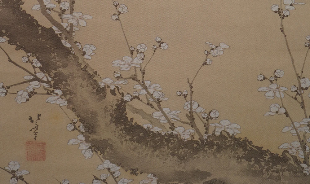 Siebdruck-Rollbild nach Katsushika Hokusai: knorriger Pflaumenstamm mit weißen Blüten, Signatur und Siegel.
