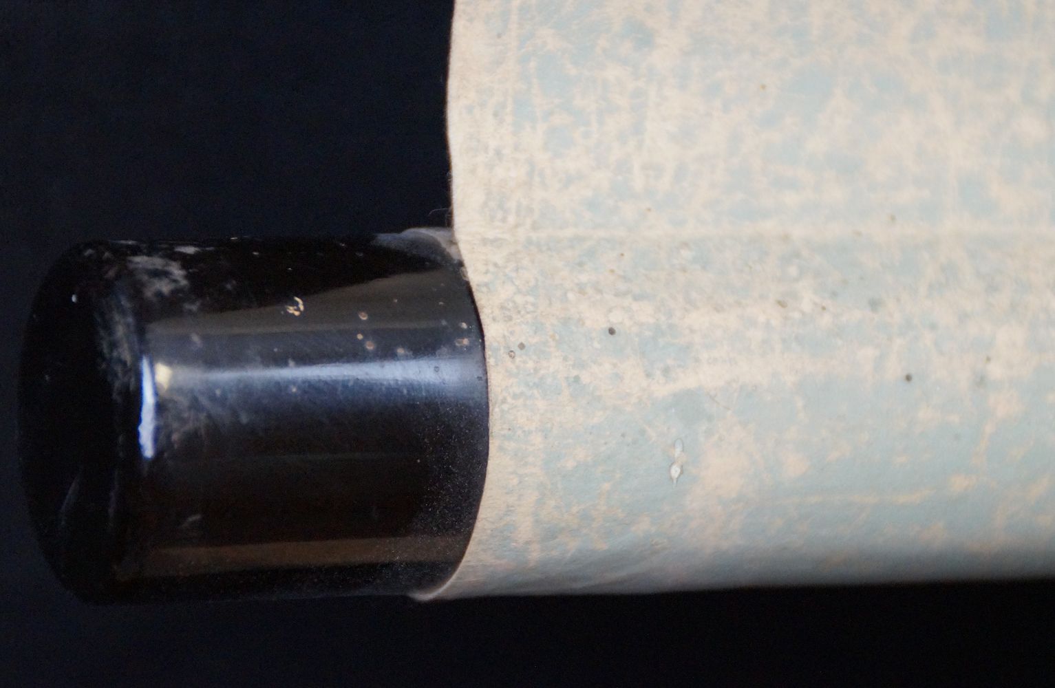 Detailansicht des Rollenendes mit schwarzem Lackknauf und hellblauer Stoffummantelung des Kakemono Ahornblaetter am Wasserfall