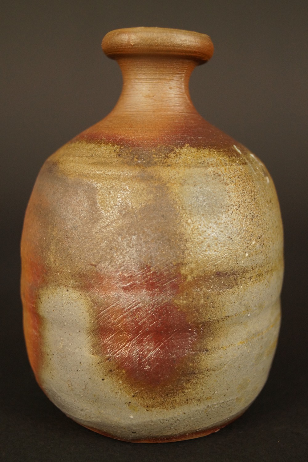 Bizen Tokkuri-Set mit Guinomi Tokkuri Rueckansicht