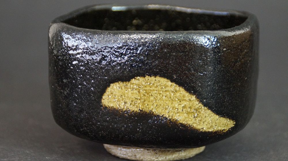 Weitere Ansicht der Chawan aus Raku-Keramik mit schwarzer Glasur und goldfarbenem Glasurakzent