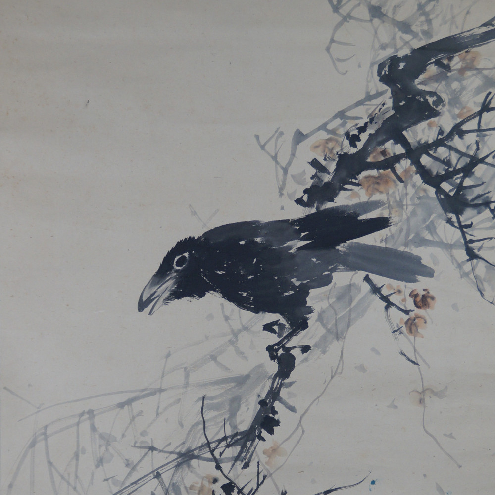 Rabe auf kahlem Ast mit herbstlichen Blaettern im Kakemono Rabe auf kahlem Ast von Watanabe Ando