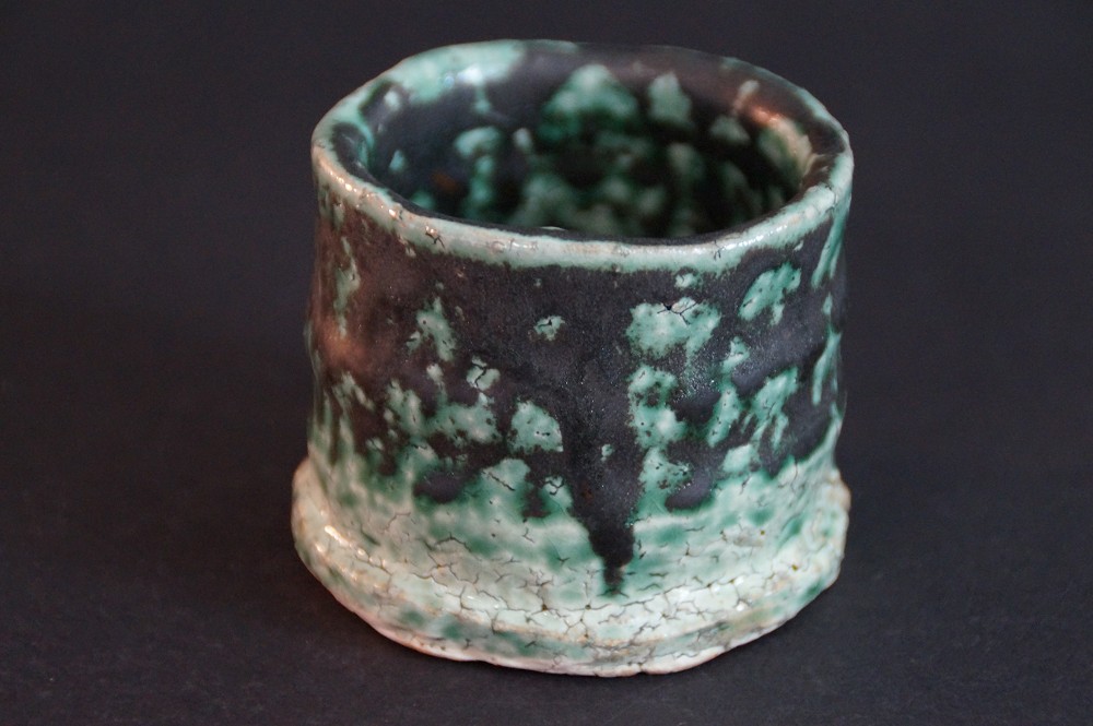 Frontalansicht der handgetoepferten Hagi Sake Schale mit craquelierter Glasur