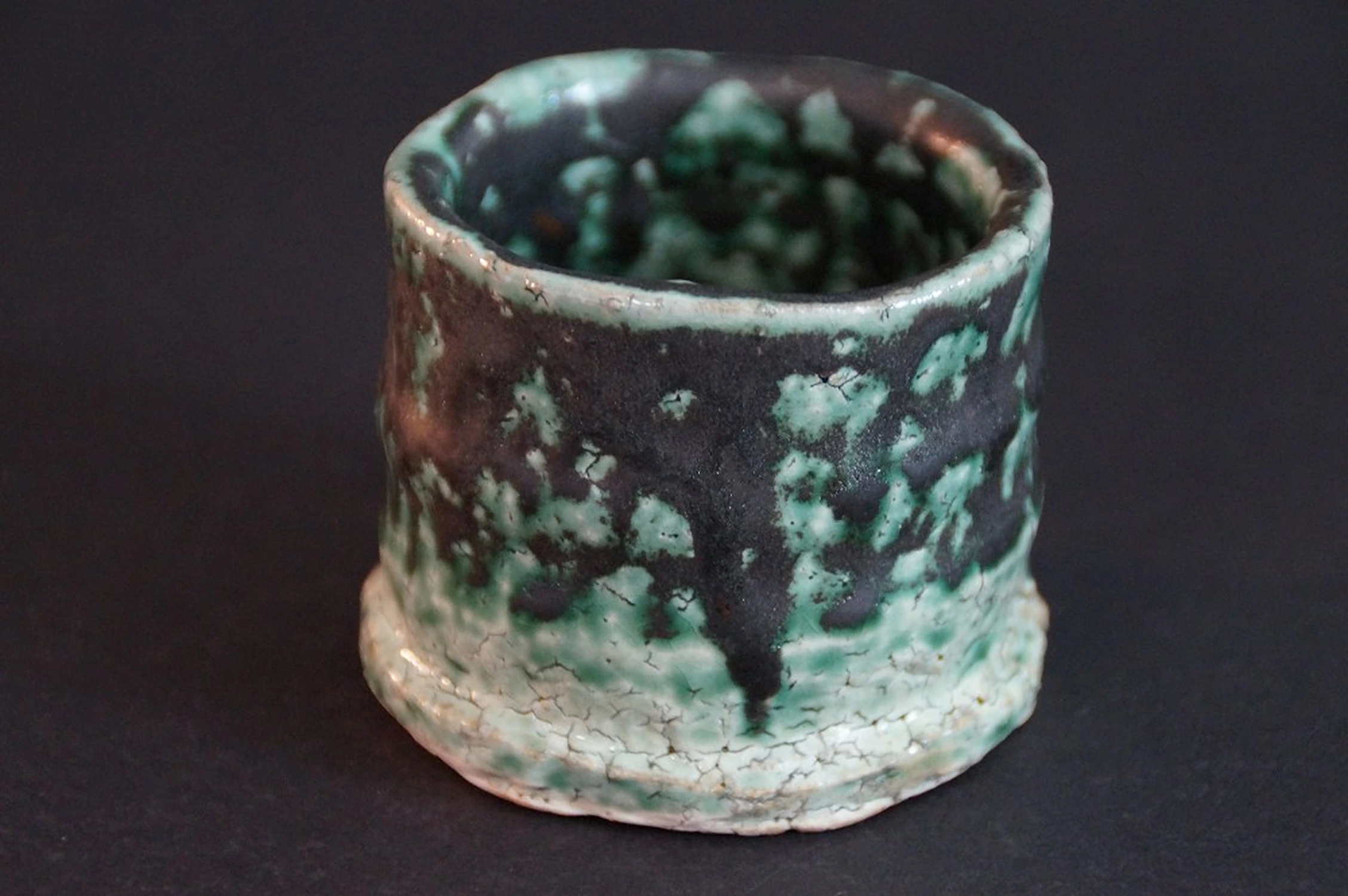 Frontalansicht der handgetoepferten Hagi Sake Schale mit craquelierter Glasur