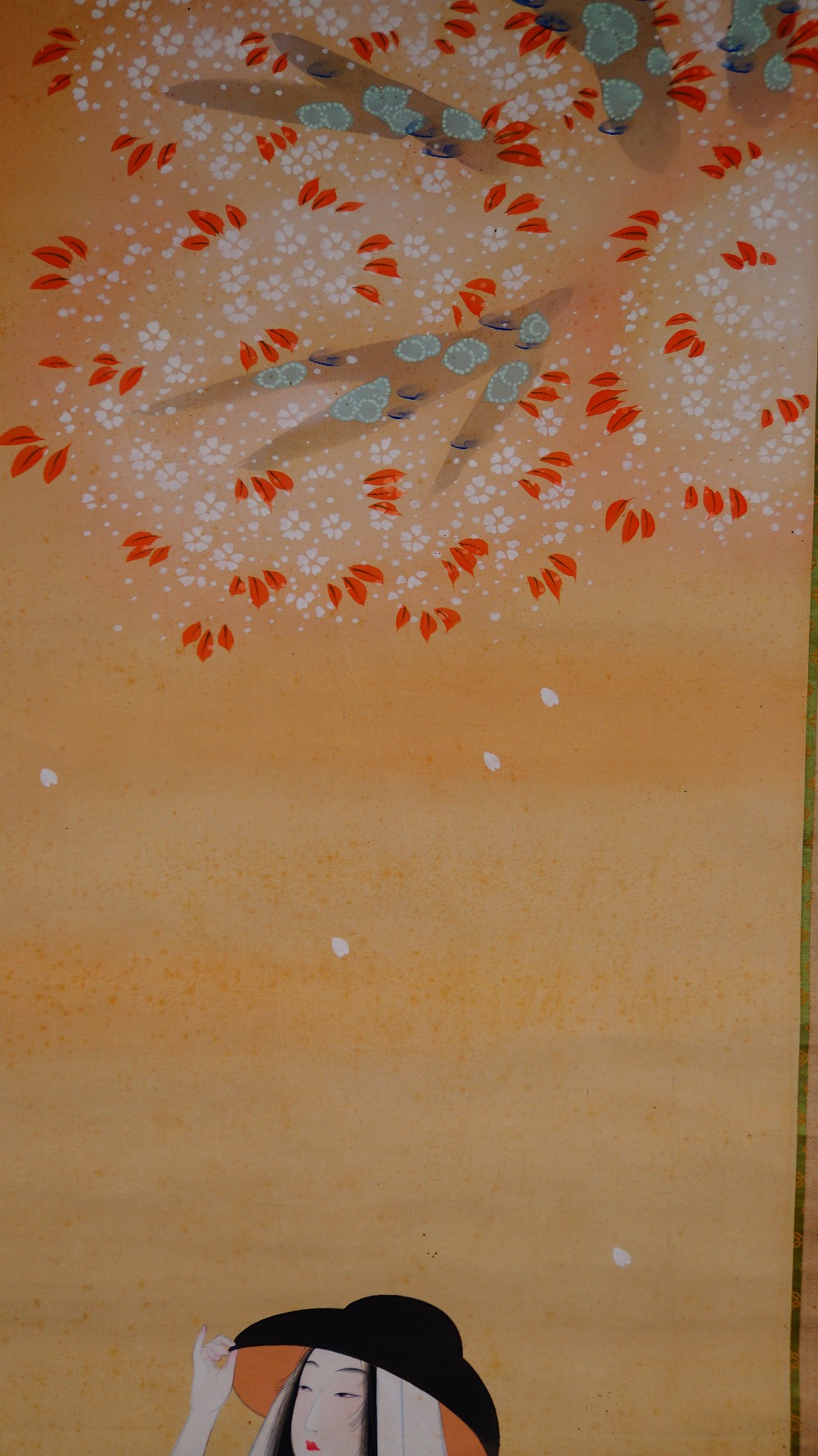 Bajo la lluvia de flores de cerezo kakemono de Sokan primer plano del motivo de lluvia de flores de cerezo