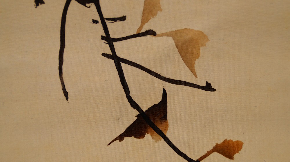 Nahaufnahme des mit Tusche gemalten haengenden Zweigs mit Ginkgoblaettern im Kakemono Eule und Spatzen von Nakajima Kaho