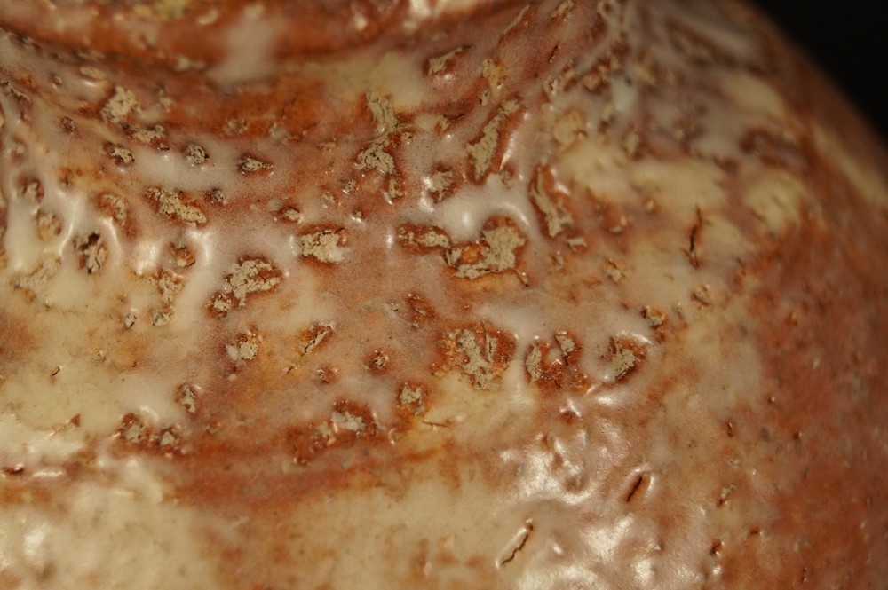 Pomarańczowo wypalone miejsca szkliwa na korpusie zbliżenie szkliwa 2