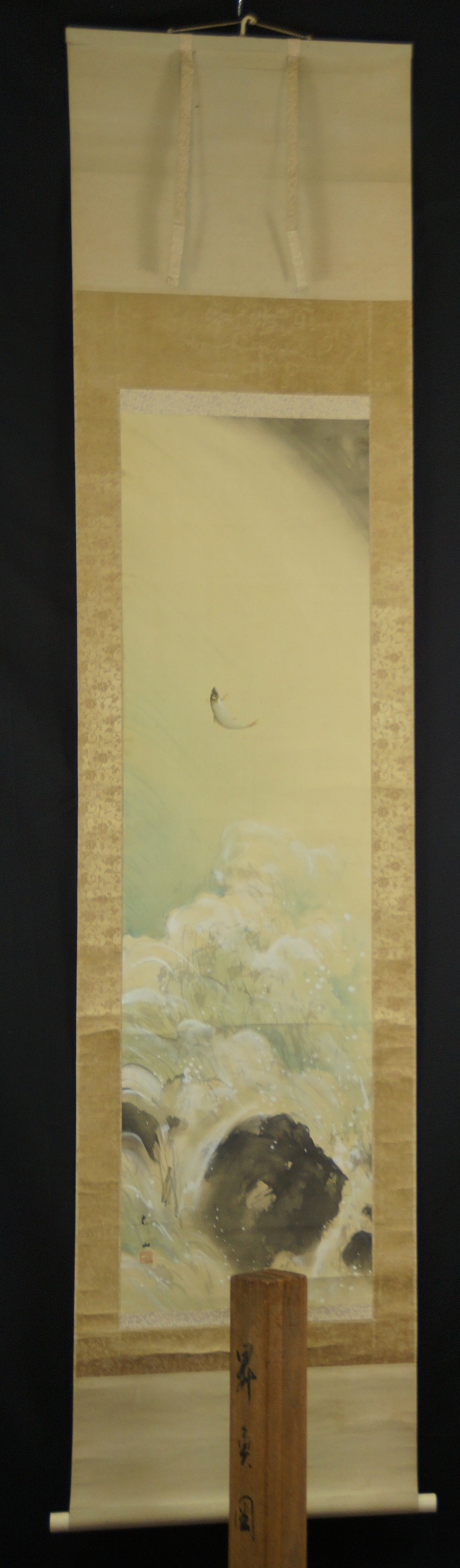 Springender Fisch am Wasserfall von Taizan Tatewaki Gesamtansicht Rollbild