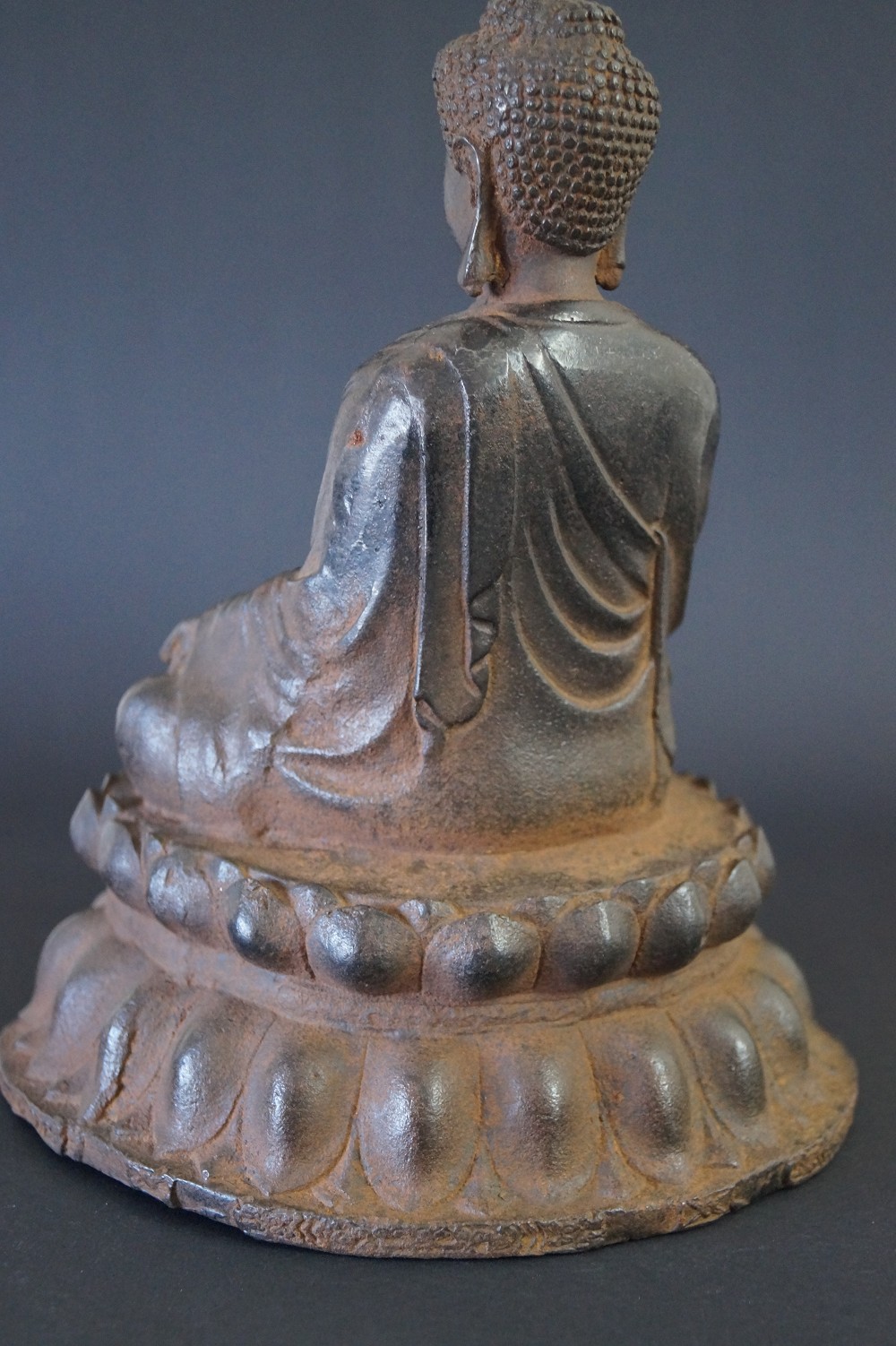 Japanische Buddhafigur aus Eisen Rueckansicht 1