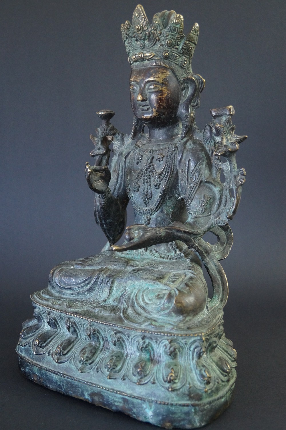 Figura cinese del Buddha in bronzo vista laterale 1