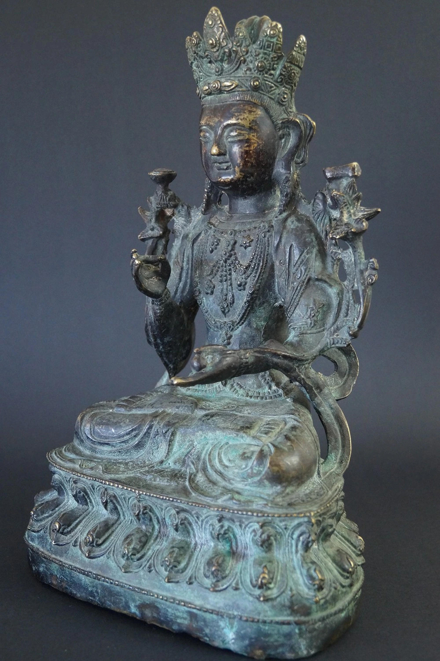 Chinesische Bodhisattva-Figur aus Bronze Seitenansicht 1