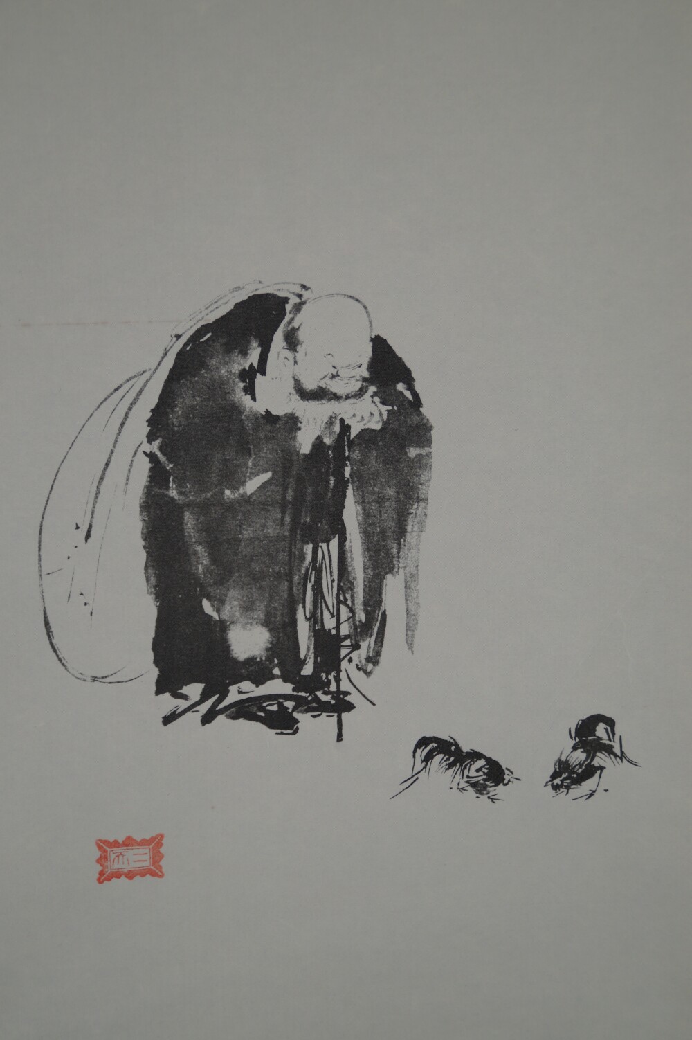 Nahaufnahme der gebeugten Gestalt Hoteis mit seinem grossen Sack und den beiden Hahnen in der Hotei-Rolle des Triptychons nach Miyamoto Musashi
