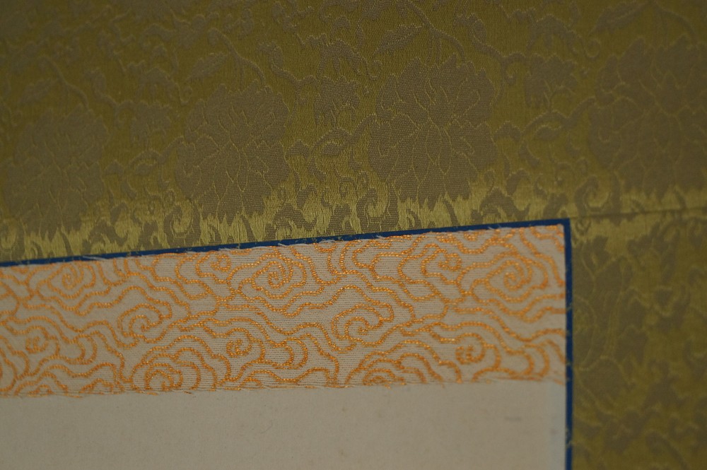Goldener Seidenbrokat und Passepartout Ecke Montierungsdetail