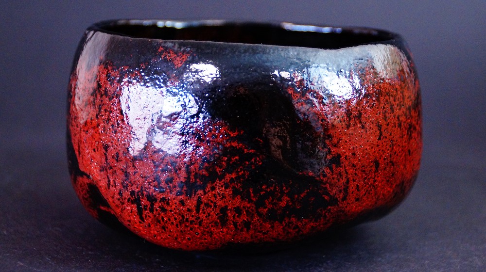 Chawan aus Kuro Raku Keramik von Shoraku Sasaki Seitenansicht 3