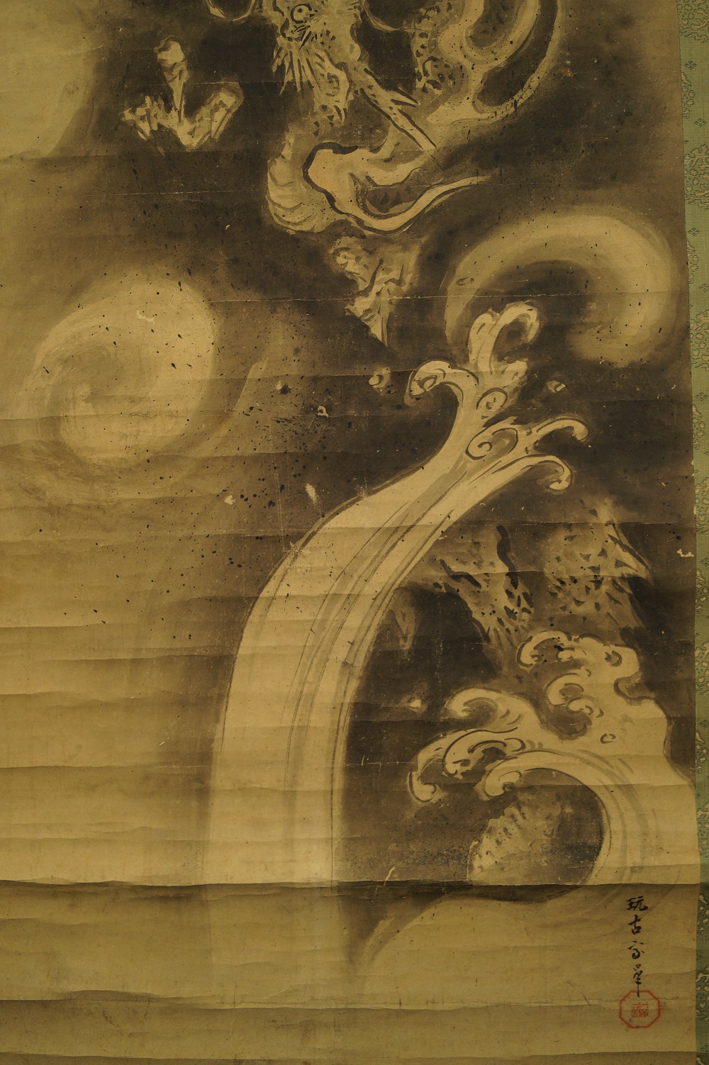 Dragon dans les nuages et les vagues gros plan sur le motif des vagues