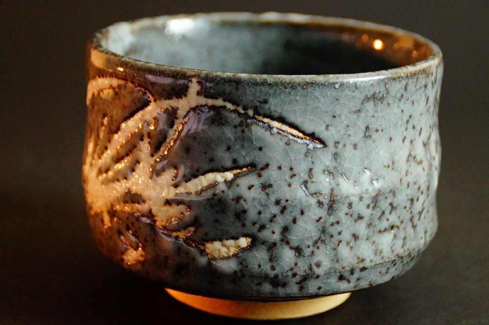 Chawan cuenco de té de cerámica Oribe de Ito Shinzan vista lateral 3