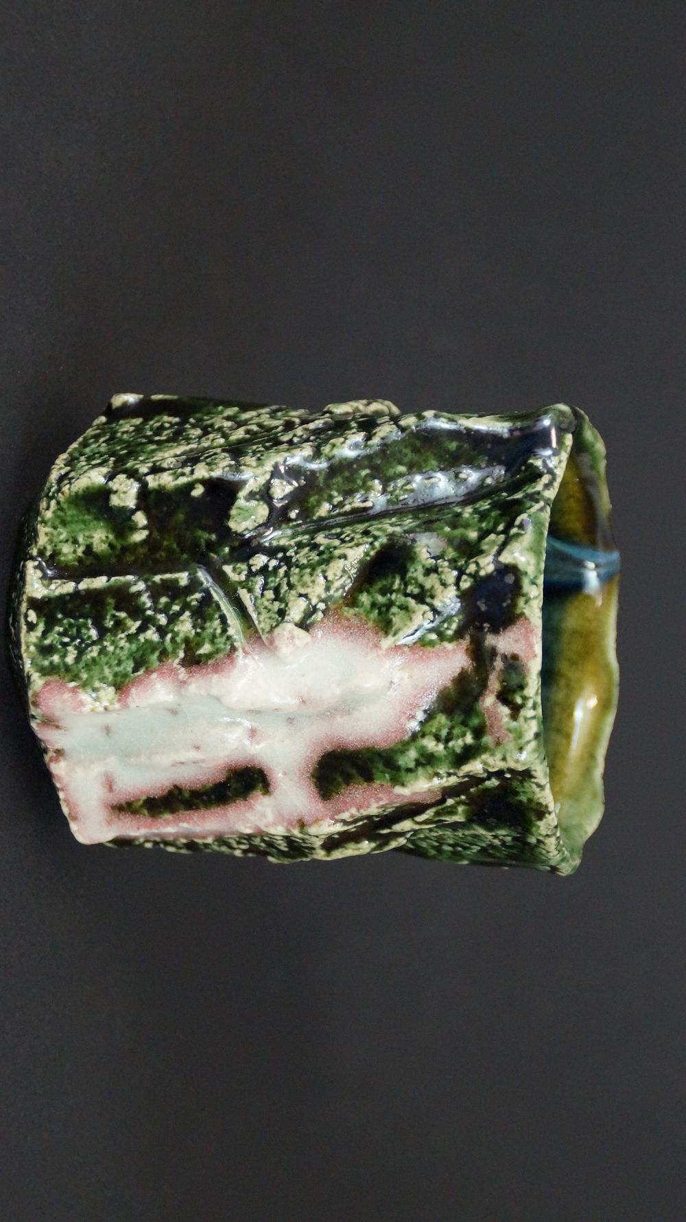 Weitere Ansicht der Yunomi Tee-Schale aus Oribe-Keramik mit gruener genarbter Glasur und rosafarbenem Akzent