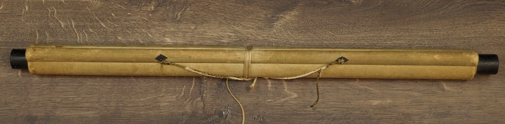 Japanisches Rollbild Kraehe zusammengerollt