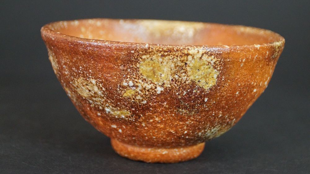 Otra vista del chawan de cerámica de Shigaraki con piel de cocción rojiza-marrón e inclusiones claras de feldespato