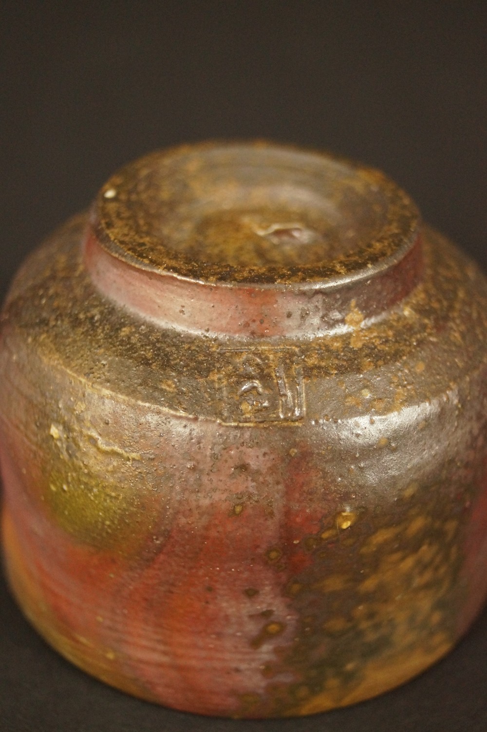 Bizen Tokkuri-Set mit Guinomi Guinomi Toepfermarke Nahaufnahme