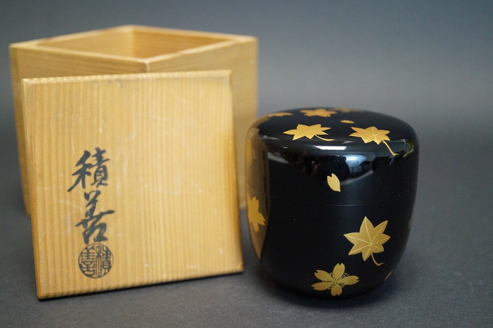 Makie Natsume von Sekizen Frontalansicht mit Aufbewahrungsbox